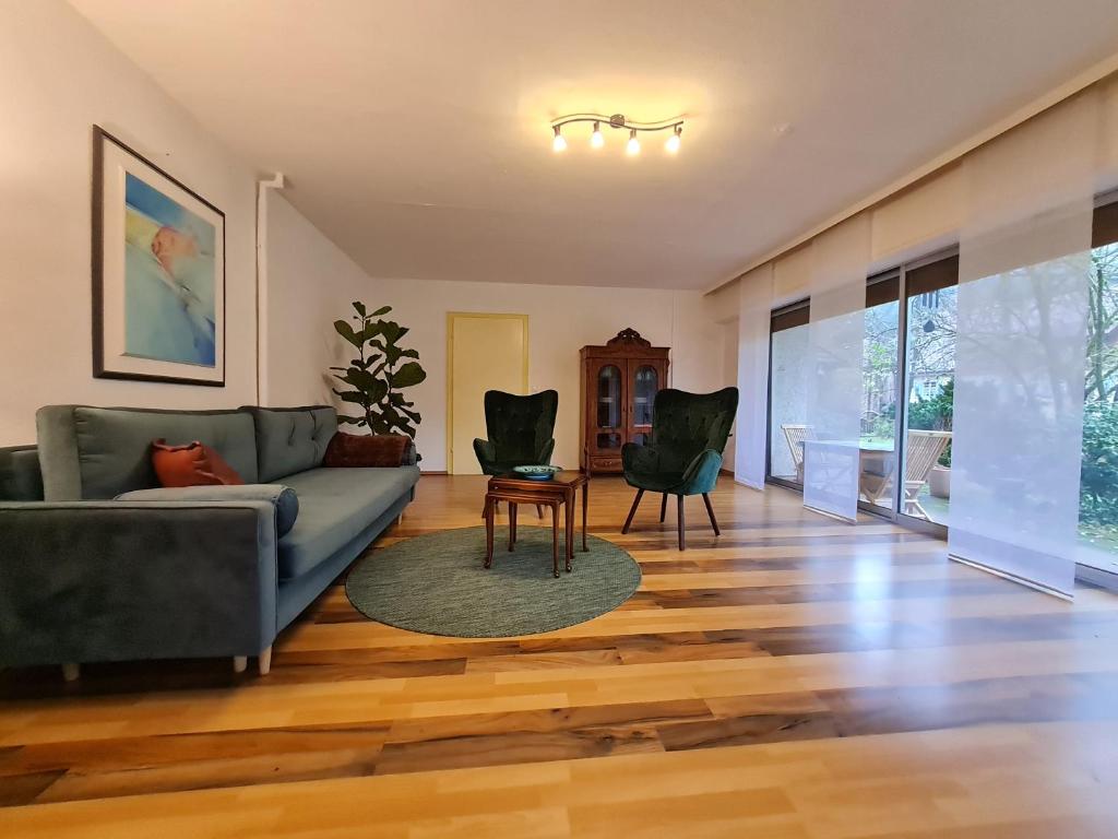 sala de estar con sofá y sillas en Ferienwohnungen-Allerheiligen-Wasserfälle, en Oppenau