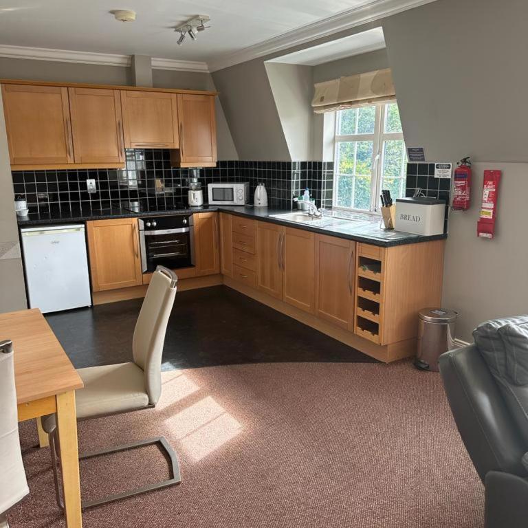 Kuchyň nebo kuchyňský kout v ubytování Spacious 2 bedroom apartment in Killarney