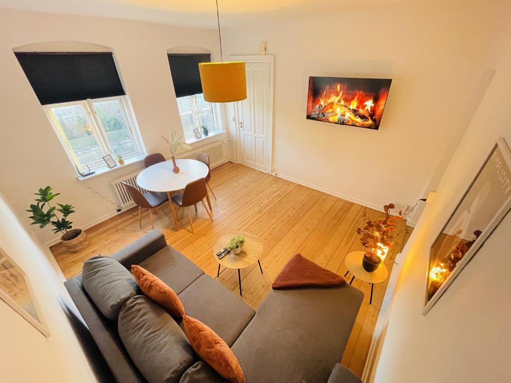 uma sala de estar com um sofá e uma lareira em aday - Sunset Suite em Randers