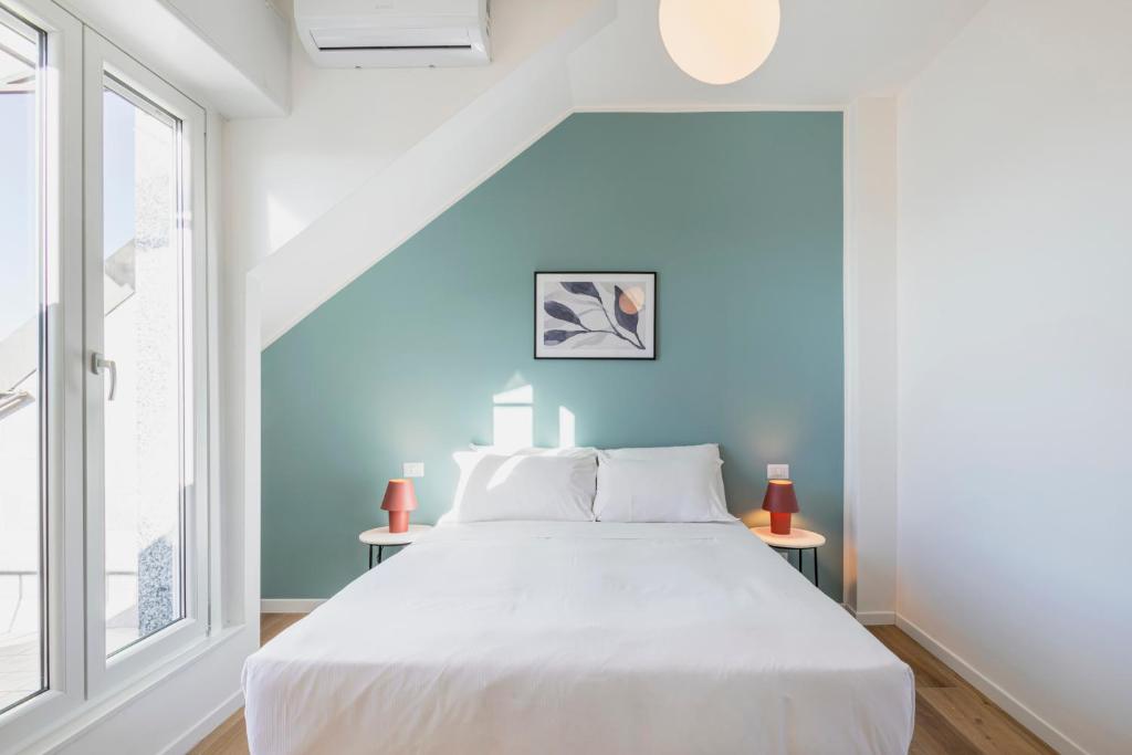 ein Schlafzimmer mit einem weißen Bett und einem Fenster in der Unterkunft RELSTAY - Tortona in Mailand
