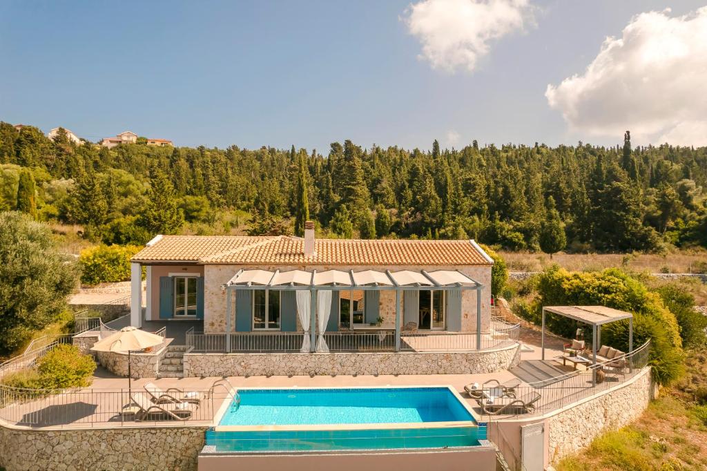 een luchtzicht op een villa met een zwembad bij AELIA VILLA in Fiskardho