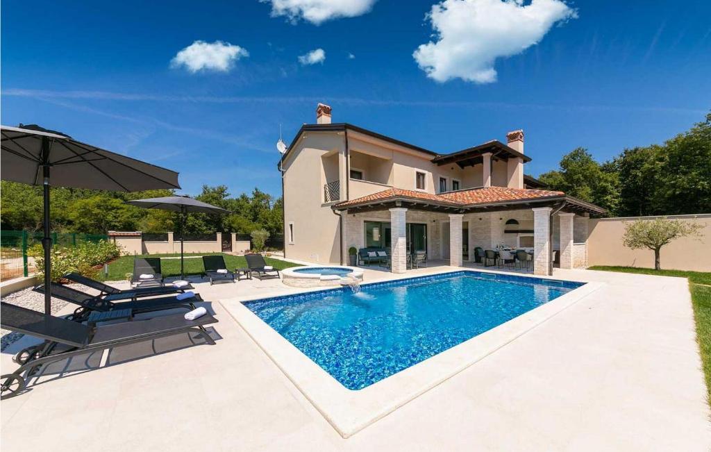 eine Villa mit einem Pool vor einem Haus in der Unterkunft Villa Greenblue in Poreč