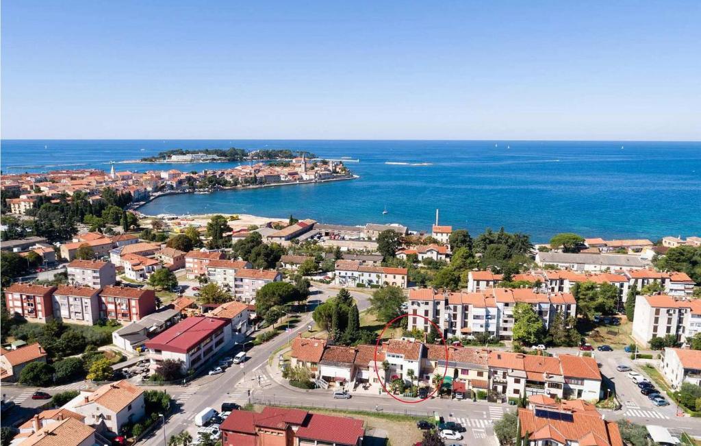 - une vue aérienne sur la ville et l'océan dans l'établissement Adrijana Porec 2, à Poreč