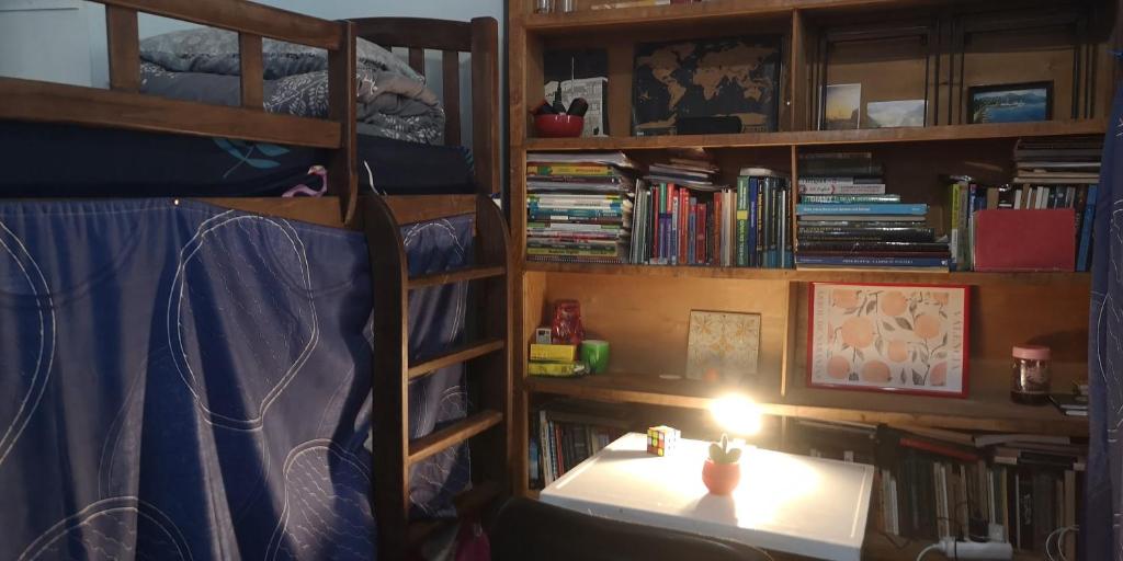 Knihovna v hostelu