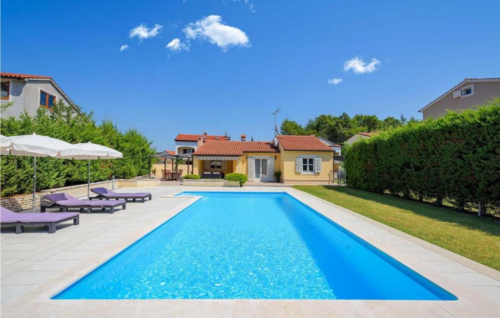 - une piscine dans l'arrière-cour d'une maison dans l'établissement Casa Rita Porec, à Poreč