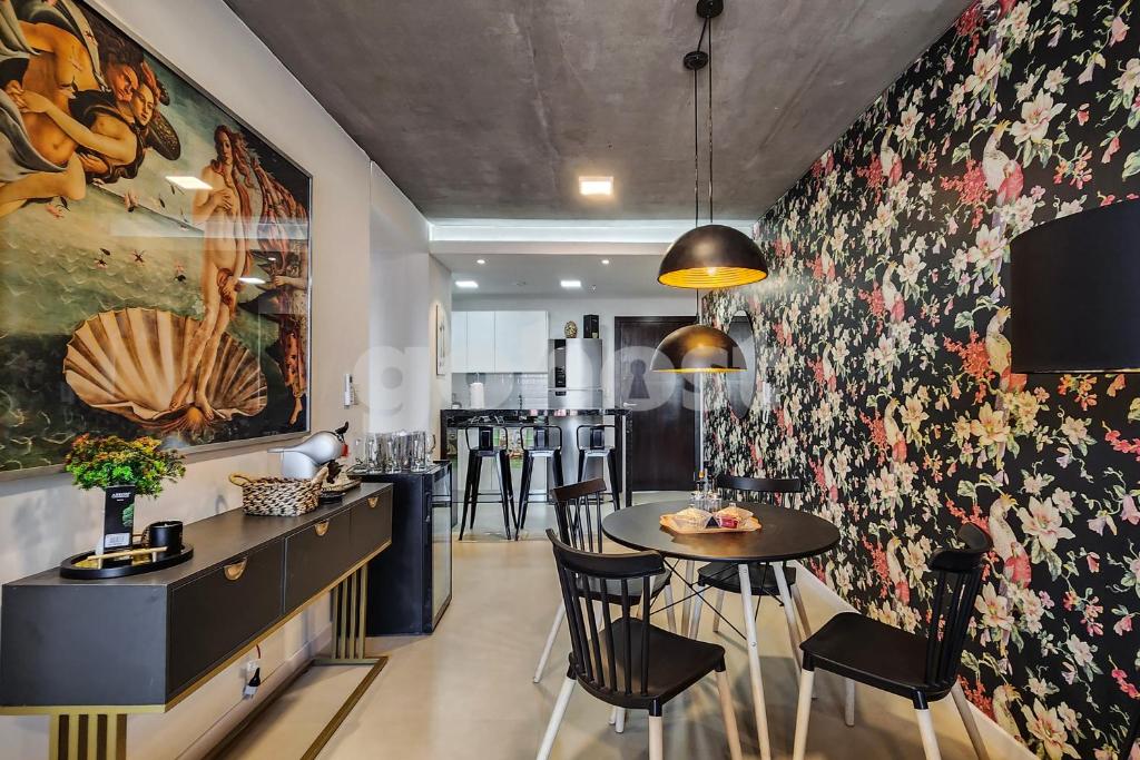 eine Küche mit einem Tisch und Stühlen im Zimmer in der Unterkunft 2 Bedroom Apartment In Las Mercedes in Asunción