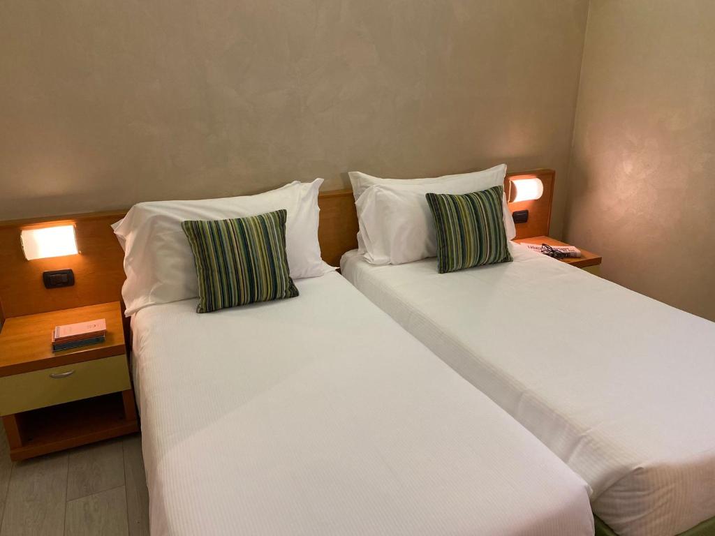 Postel nebo postele na pokoji v ubytování Hotel Embassy