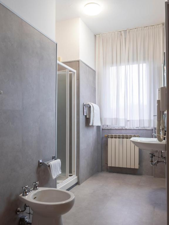 Koupelna v ubytování Hotel Embassy