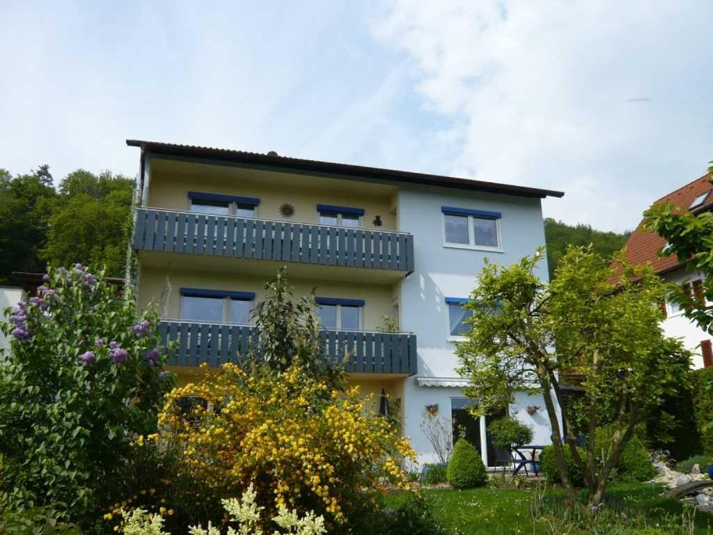 une maison avec un balcon au-dessus dans l'établissement Ferienwohnung Schulz, à Schwörstadt