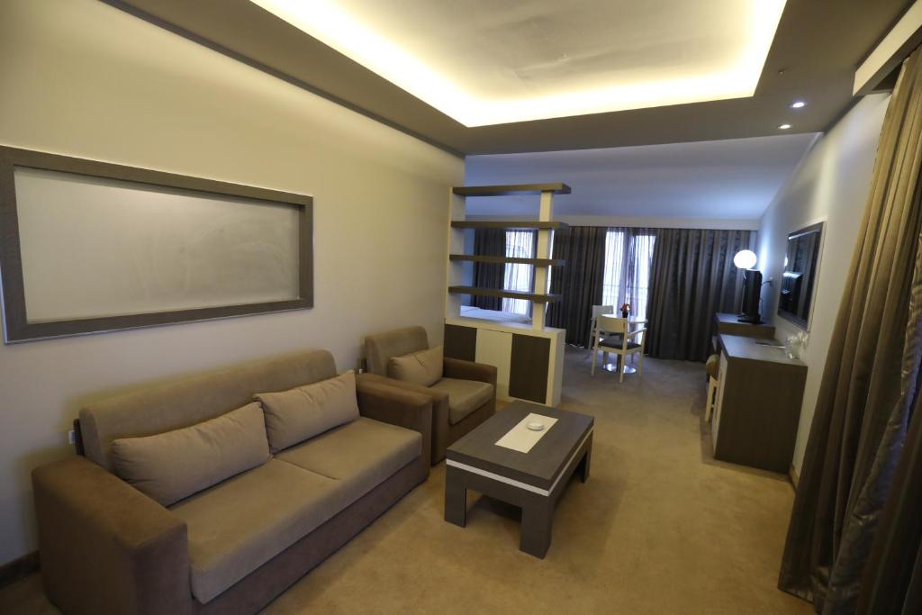 Posezení v ubytování Hotel 1 Maji