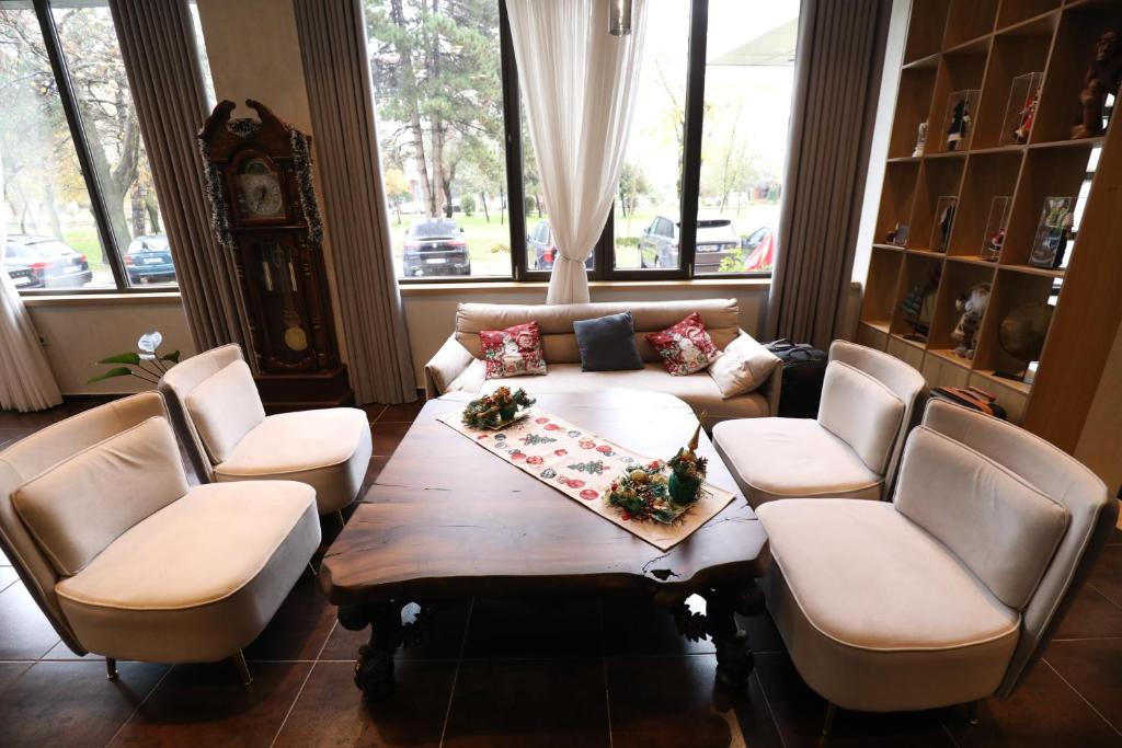 Posezení v ubytování Hotel 1 Maji