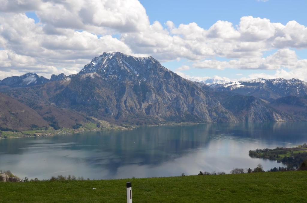 una gran masa de agua con montañas en el fondo en Gasthof-Pension Urzn, en Altmünster