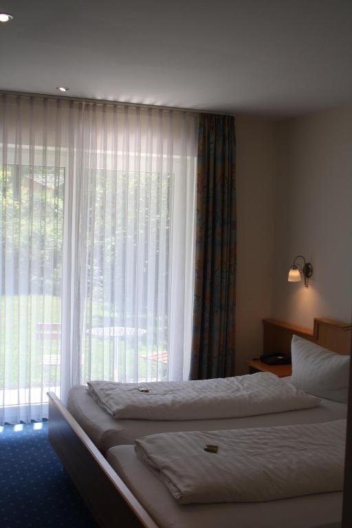 Postel nebo postele na pokoji v ubytování Hotel-Gasthof zur Krone