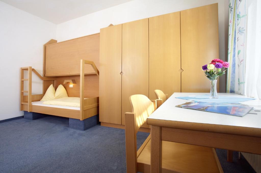 Postel nebo postele na pokoji v ubytování Jugendgästehaus Bad Ischl