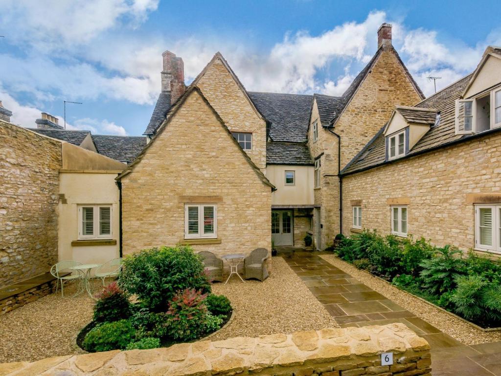 an exterior view of a house with a courtyard at 1 bed property in Tetbury 79151 in Tetbury