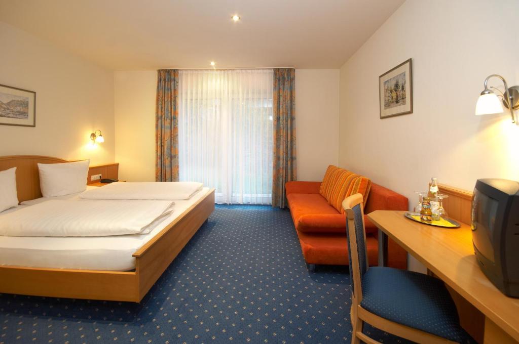 Postel nebo postele na pokoji v ubytování Hotel-Gasthof zur Krone