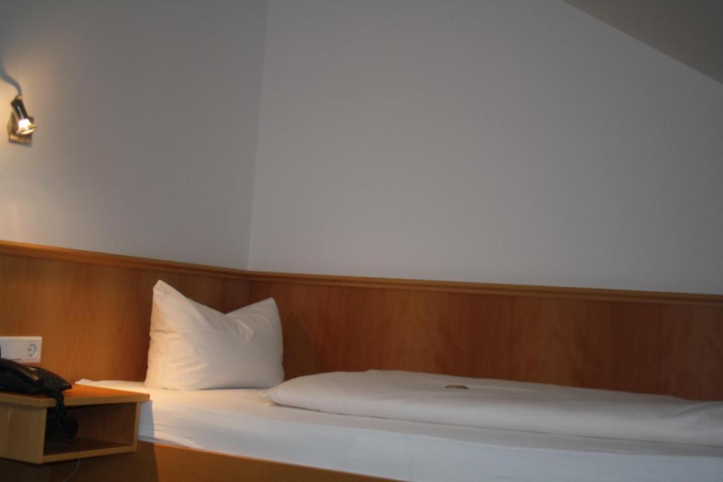 Postel nebo postele na pokoji v ubytování Hotel-Gasthof zur Krone