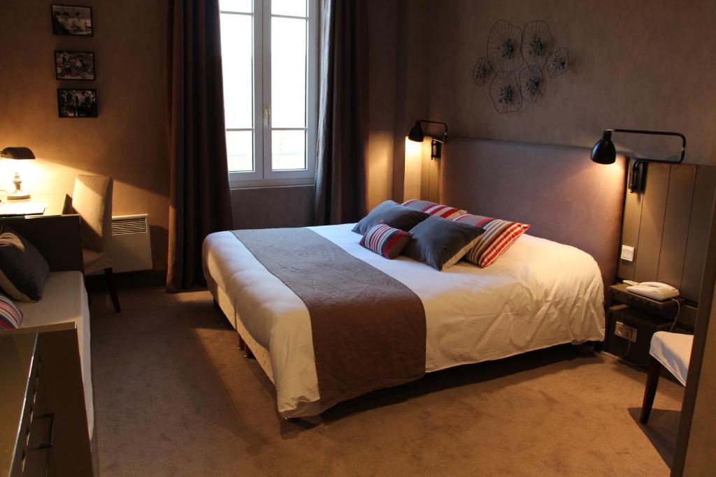 ルヴェルにあるHotellerie du Lacのベッドルーム1室(大型ベッド1台、枕付)