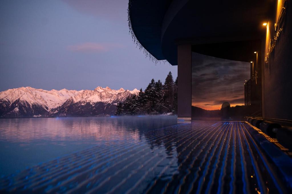 una piscina con vistas a las montañas cubiertas de nieve en Hotel Chalet Mirabell en Avelengo