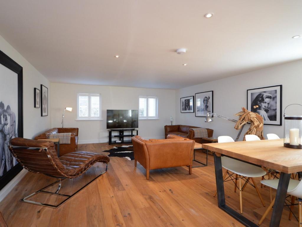 a living room with a table and chairs at 3 Bed in Tetbury 44955 in Tetbury