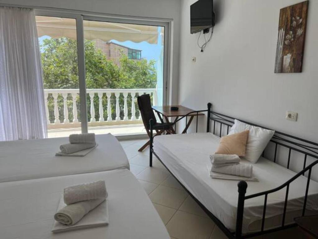 Un pat sau paturi într-o cameră la Polyxeni Apartments & Rooms