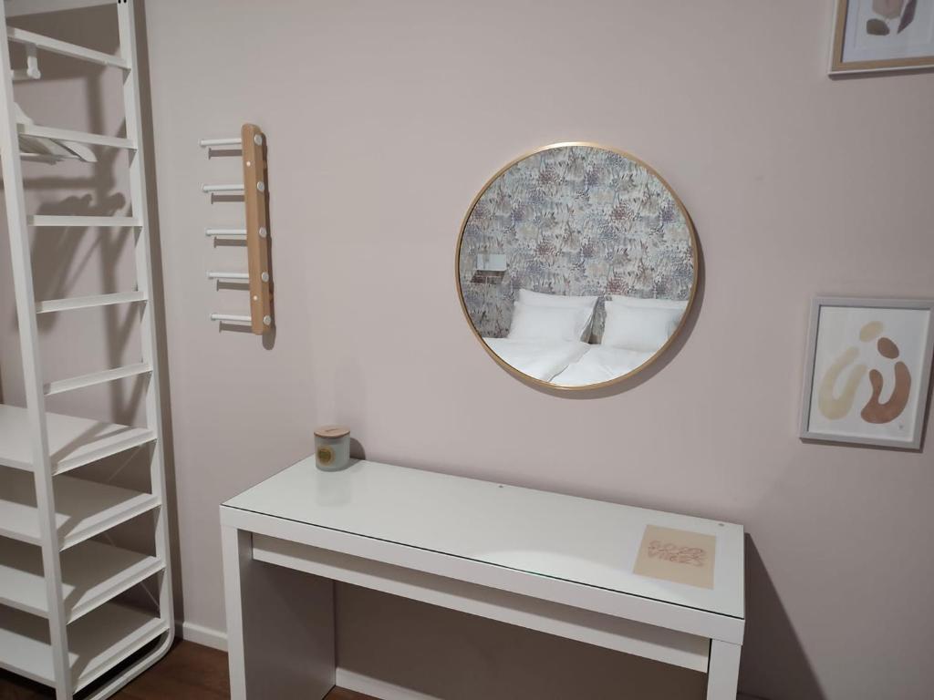 een witte kaptafel met een spiegel aan de muur bij Leeuwerik studio in Antwerpen