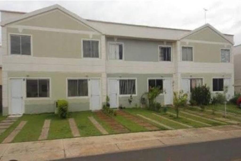 a large white house with a yard at Casa de 2 quartos toda mobiliada in Brasilia