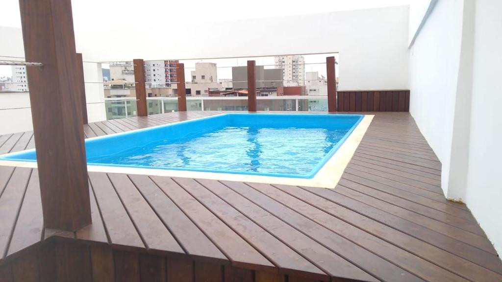 a swimming pool on the deck of a building at Apartamento na Praia da Enseada in Guarujá