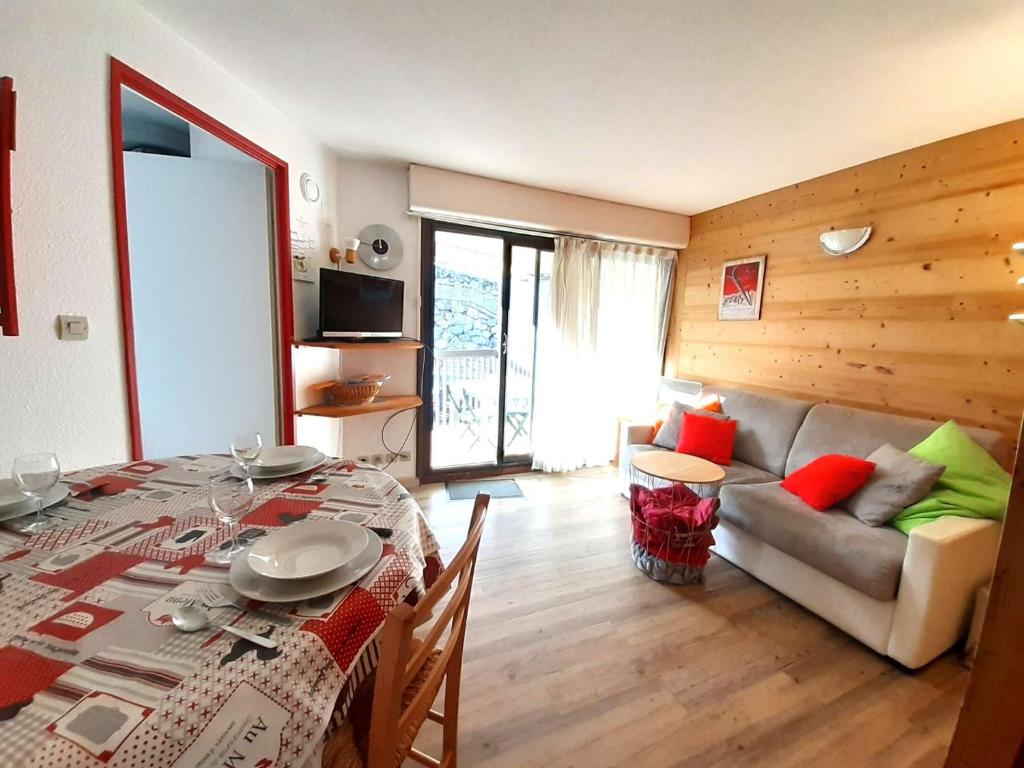 ein Wohnzimmer mit einem Tisch und einem Sofa in der Unterkunft Appartement Saint-Lary-Soulan, 2 pièces, 6 personnes - FR-1-457-144 in Saint-Lary-Soulan