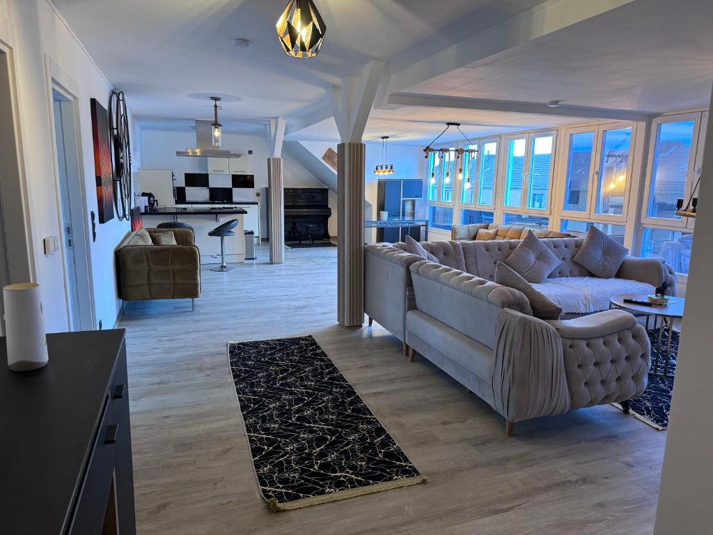 ein Wohnzimmer mit einem Sofa und einer Küche in der Unterkunft Penthouse wohnung ultra exlusive in Duisburg