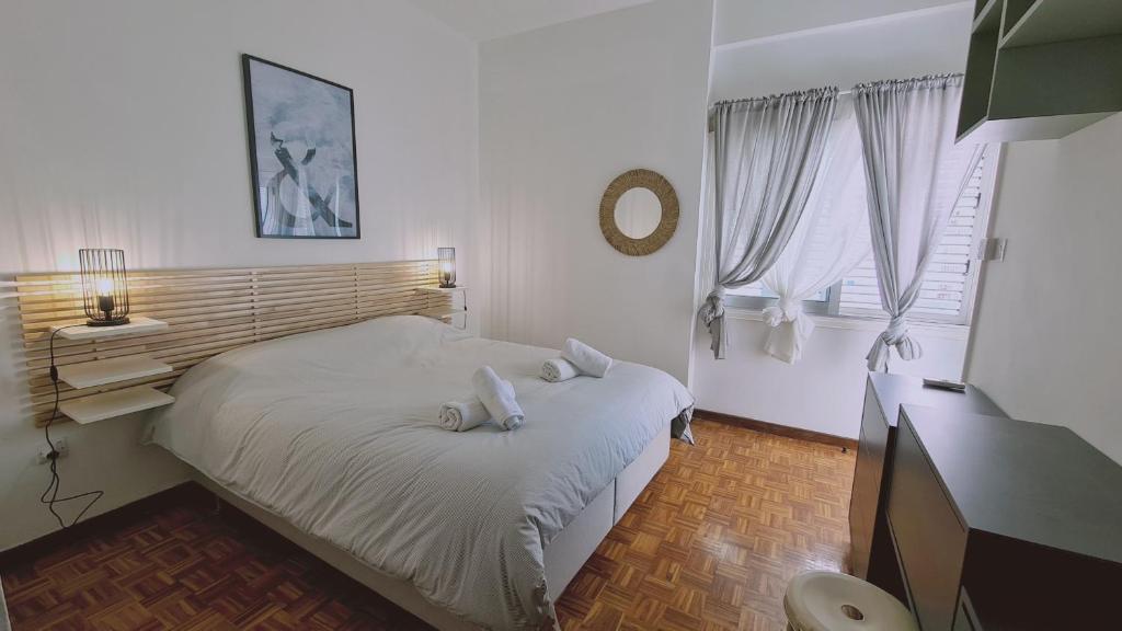 1 dormitorio con cama, escritorio y ventana en STAY Antique Apartment en Lárnaca