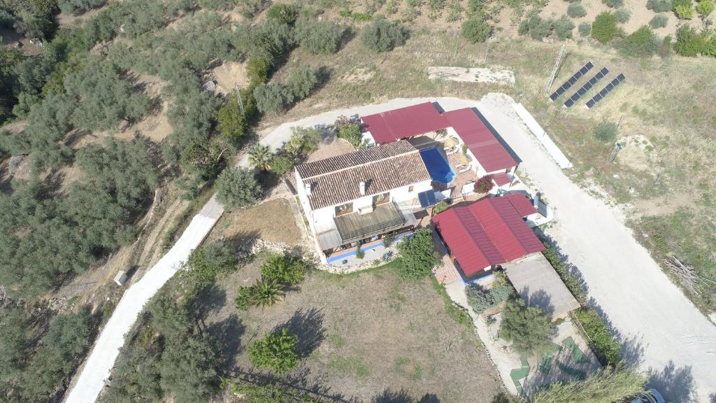 uma vista aérea de uma casa com um quintal em Casa La Negra em Periana