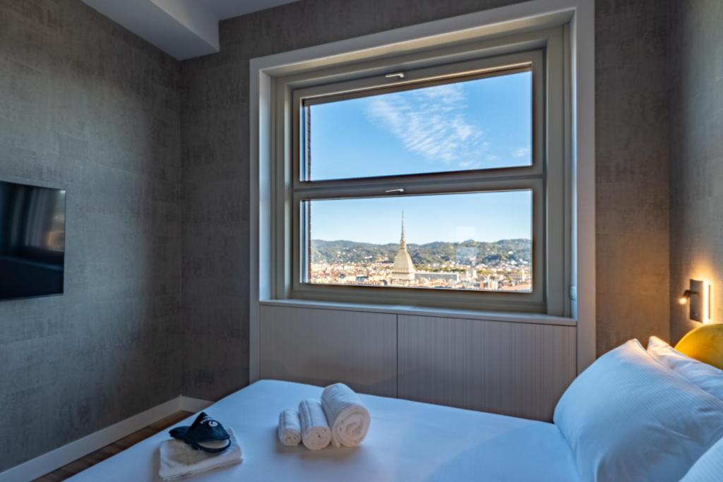um quarto com uma janela com vista para a Torre Eiffel em Prestige Apartments Torino em Turim