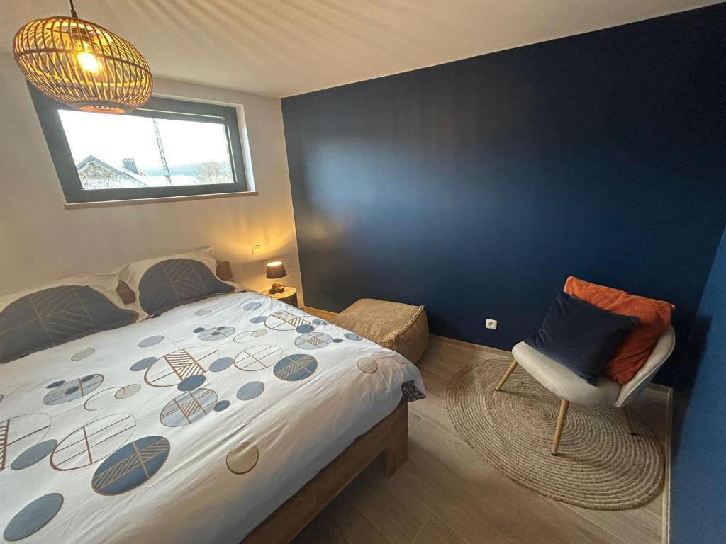 1 dormitorio con 1 cama, 1 silla y 1 ventana en Le petit gîte de Borgoumont à Stoumont, en Stoumont