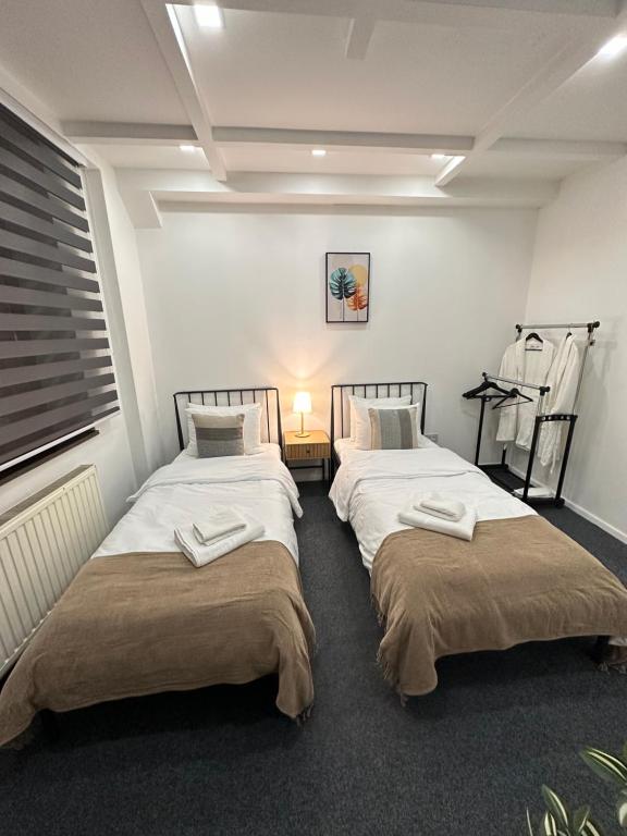 2 łóżka pojedyncze w pokoju z: w obiekcie Royal Moon Suites w Sarajewie