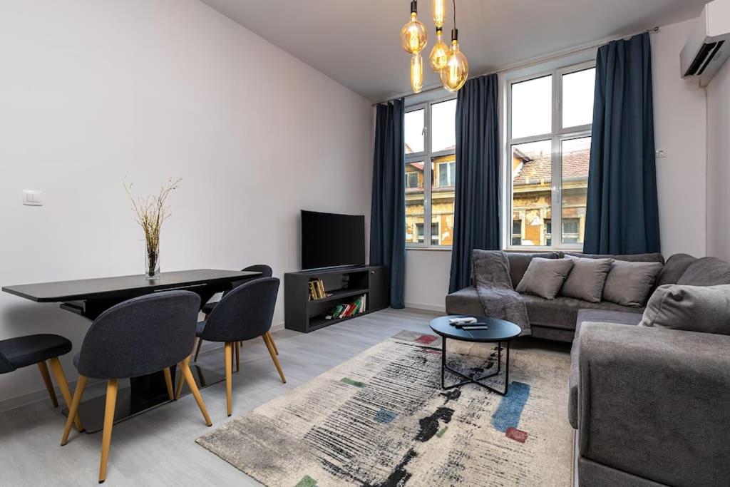 uma sala de estar com um sofá e uma mesa em Kapana Beat 2-bedroom apt. Top Center em Plovdiv