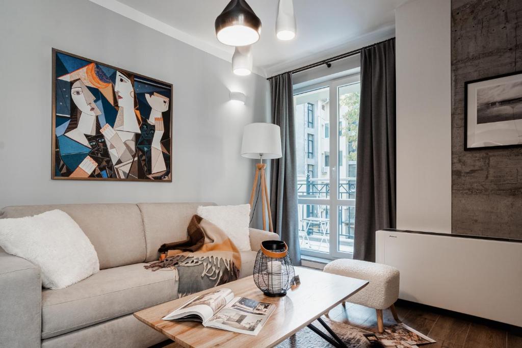 8th Hill Apartments - One-Bedroom Apartment