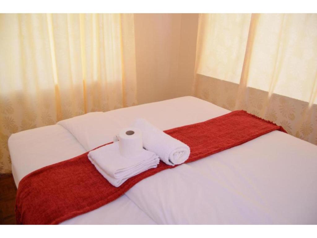 Gorilla African Guest House tesisinde bir odada yatak veya yataklar