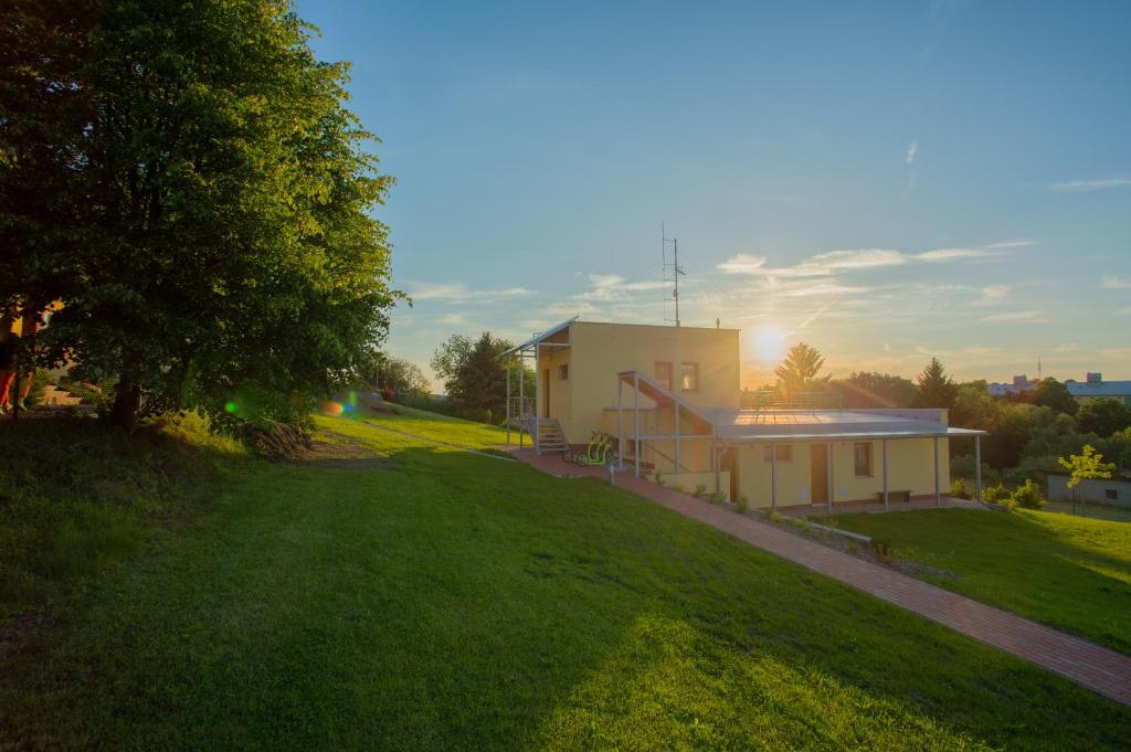 Východ nebo západ slunce při pohledu z apartmánu nebo okolí