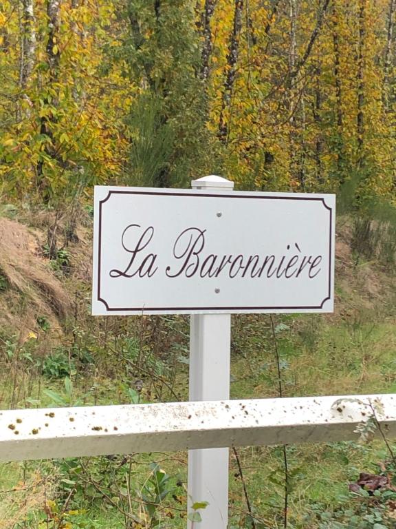 Ein Zeichen, das la barrientle auf einem Zaun liest in der Unterkunft Gîte La Baronnière in Vouzon