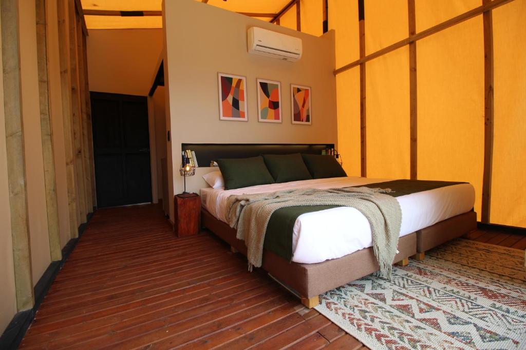 Cama o camas de una habitación en Cabañas para parejas cerca a Medellín - LUUM By Roots Rentals