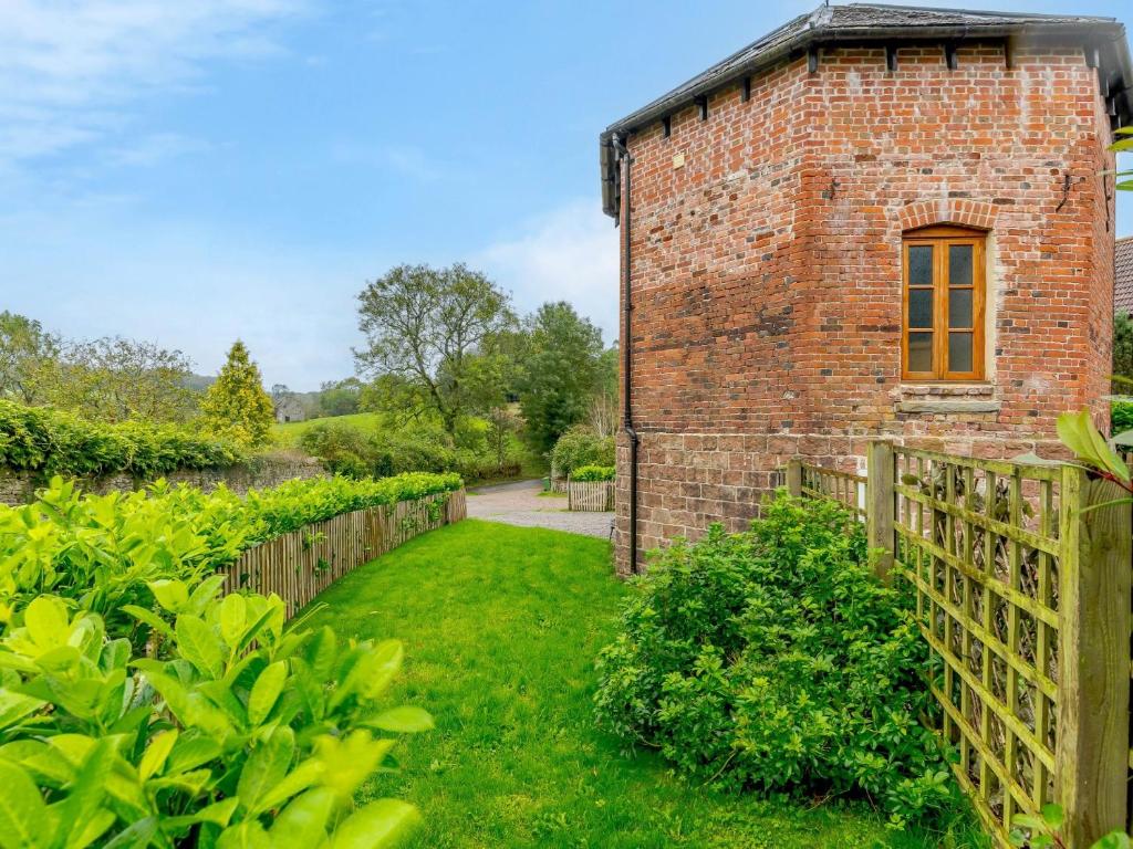 an old brick building with a fence in a yard at 1 Bed in Clearwell 78375 in Clearwell