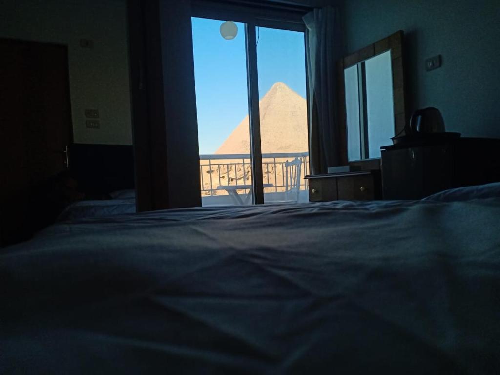 Yamour Pyramids View客房内的一张或多张床位