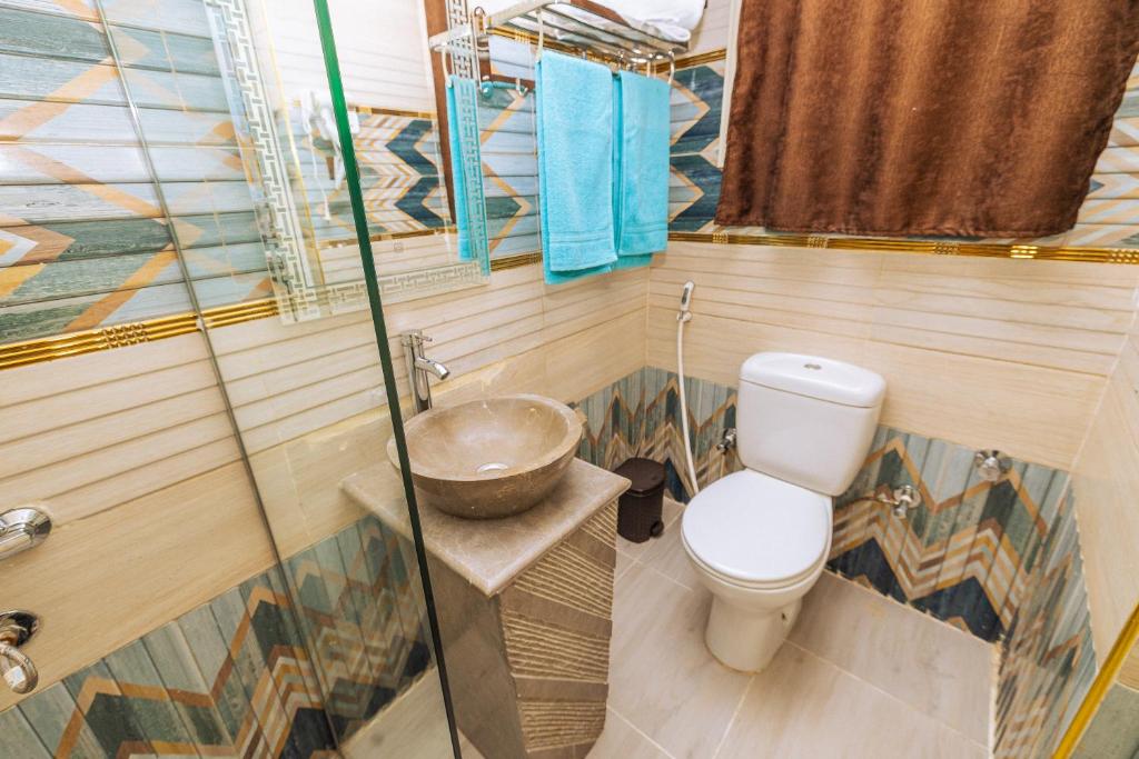 White Pyramids inn - 8