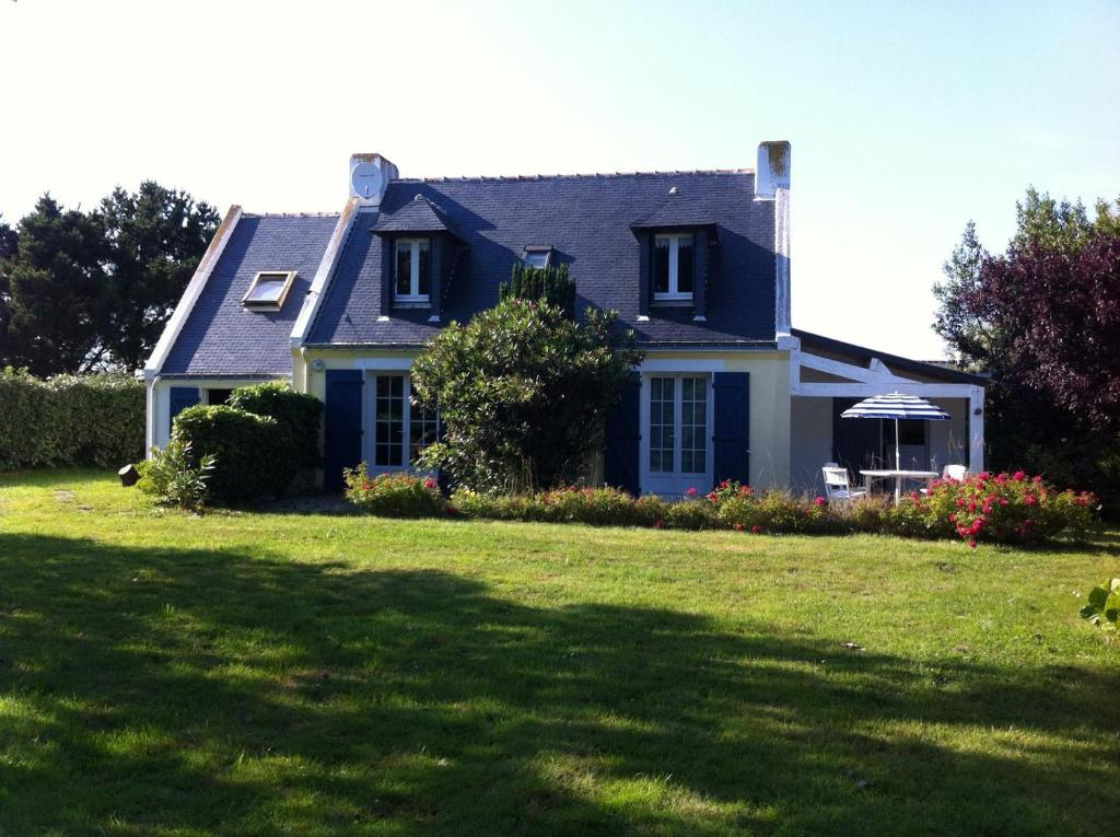 une maison avec une grande pelouse devant elle dans l'établissement Maison de vacances Sauzon, à Sauzon