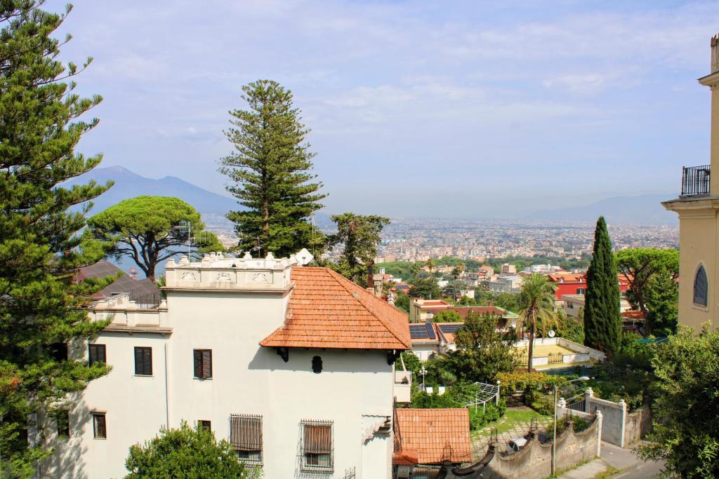 een wit gebouw met een oranje tegeldak bij Golden rooms in Castellammare di Stabia