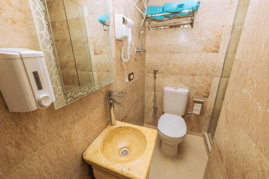 White Pyramids inn - 14