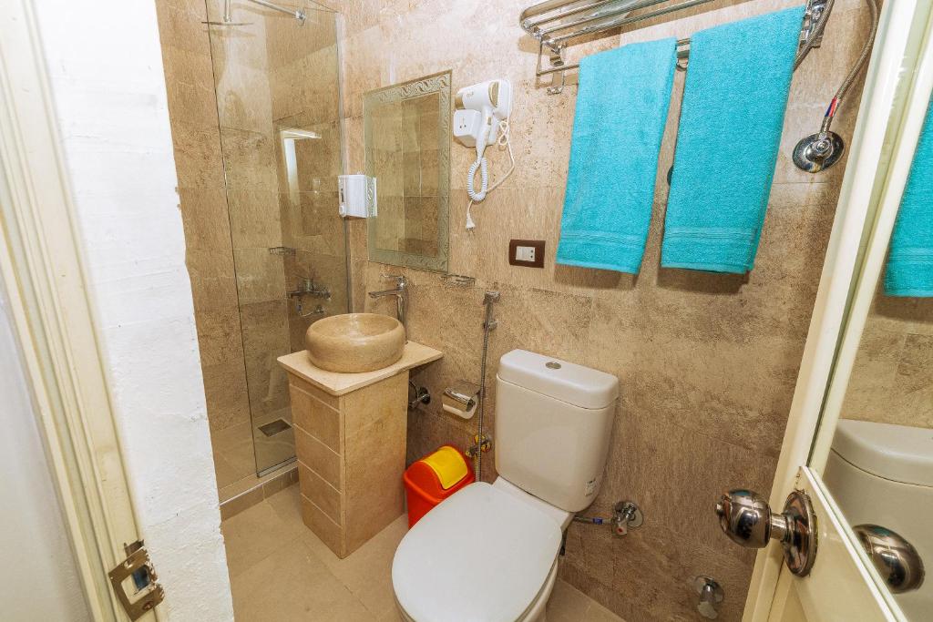 White Pyramids inn - 6