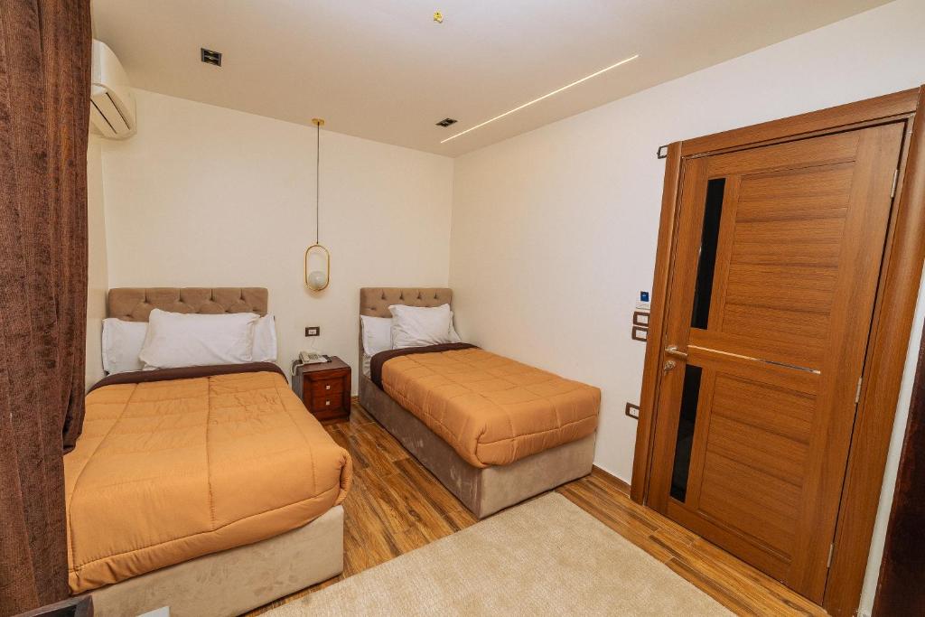 White Pyramids inn - 1