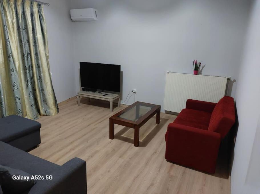 sala de estar con sofá y TV en Το σπίτι της Μαρίας, en Chios